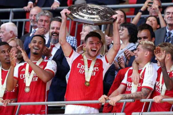 Arsenal's Declan Rice lifts the Community Shield title.[Arsenal]